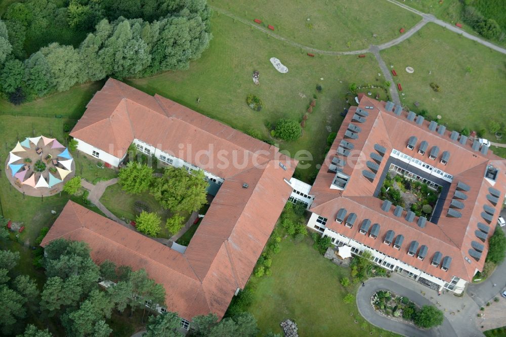 Templin von oben - Gebäudekomplex der Hotelanlage Landsitz-Hotel in Templin im Bundesland Brandenburg