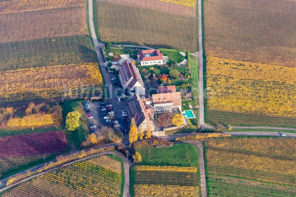 Leinsweiler von oben - Gebäudekomplex der Hotelanlage Leinsweiler Hof in Leinsweiler im Bundesland Rheinland-Pfalz, Deutschland