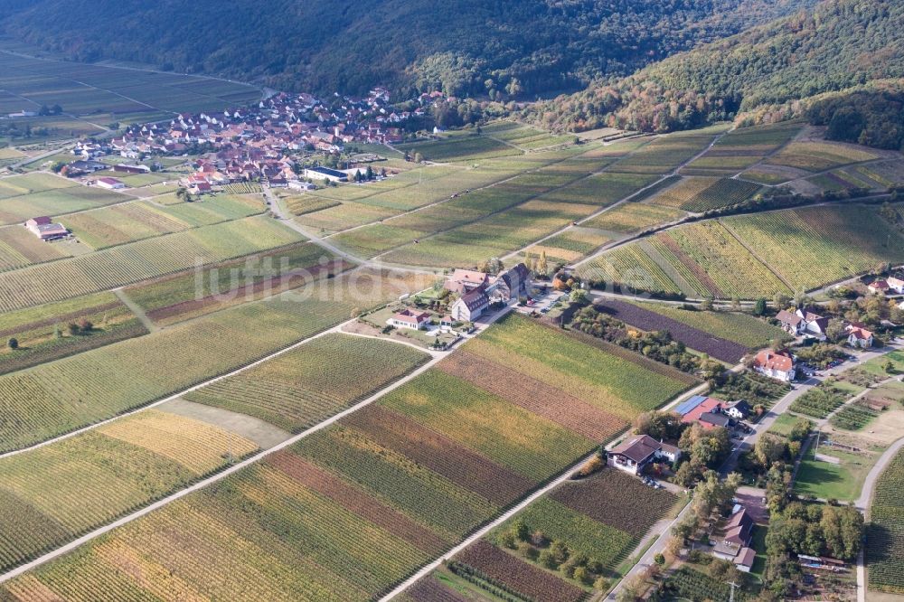 Luftaufnahme Leinsweiler - Gebäudekomplex der Hotelanlage Leinsweiler Hof in Leinsweiler im Bundesland Rheinland-Pfalz, Deutschland