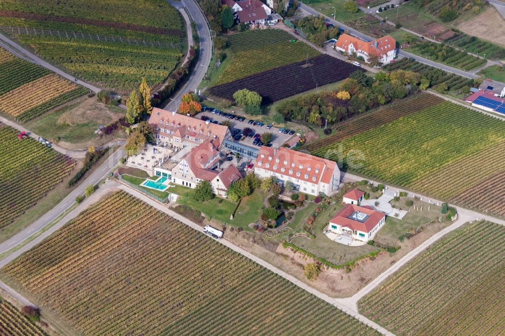 Leinsweiler von oben - Gebäudekomplex der Hotelanlage Leinsweiler Hof in Leinsweiler im Bundesland Rheinland-Pfalz, Deutschland