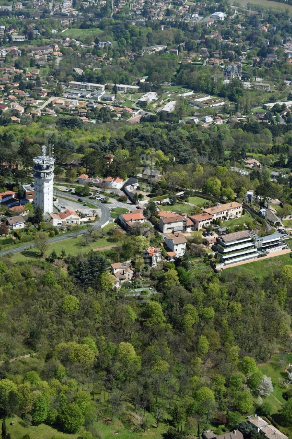 Rhône-Alpes aus der Vogelperspektive: Gebäudekomplex der Hotelanlage L'Ermitage Hôtel Cuisine-À-Manger Chemin de l'Ermitage in Rhône-Alpes in Saint-Cyr-au-Mont-d'Or, Frankreich