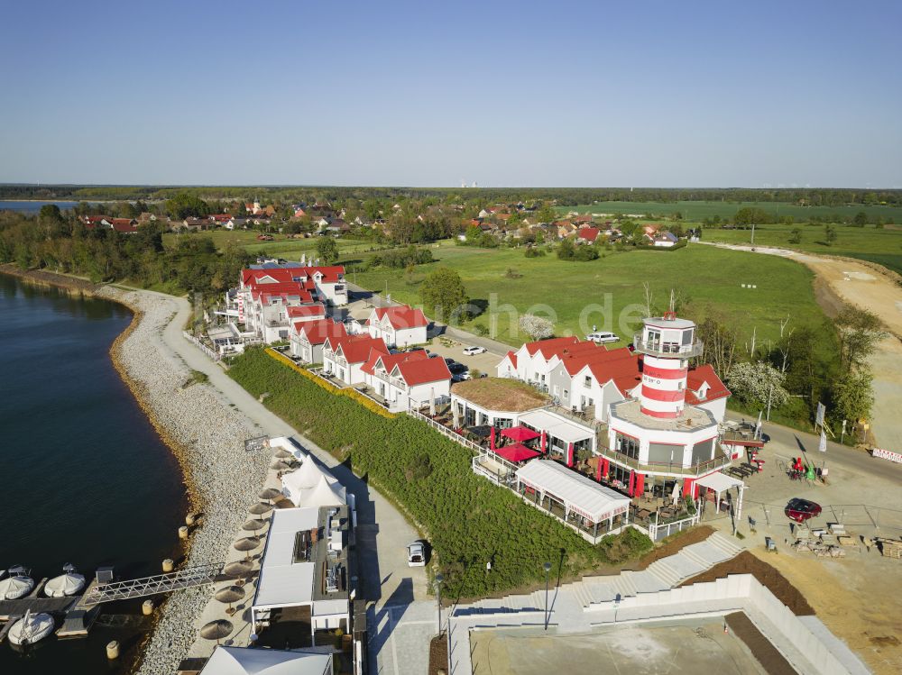 Elsterheide von oben - Gebäudekomplex der Hotelanlage Der LeuchtTurm-Gastro GmbH in Geierswalde im Bundesland Sachsen, Deutschland