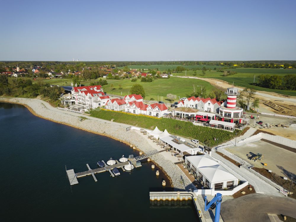 Elsterheide aus der Vogelperspektive: Gebäudekomplex der Hotelanlage Der LeuchtTurm-Gastro GmbH in Geierswalde im Bundesland Sachsen, Deutschland