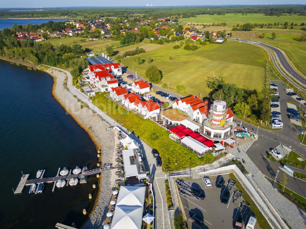 Luftaufnahme Elsterheide - Gebäudekomplex der Hotelanlage Der LeuchtTurm-Gastro GmbH in Geierswalde im Bundesland Sachsen, Deutschland