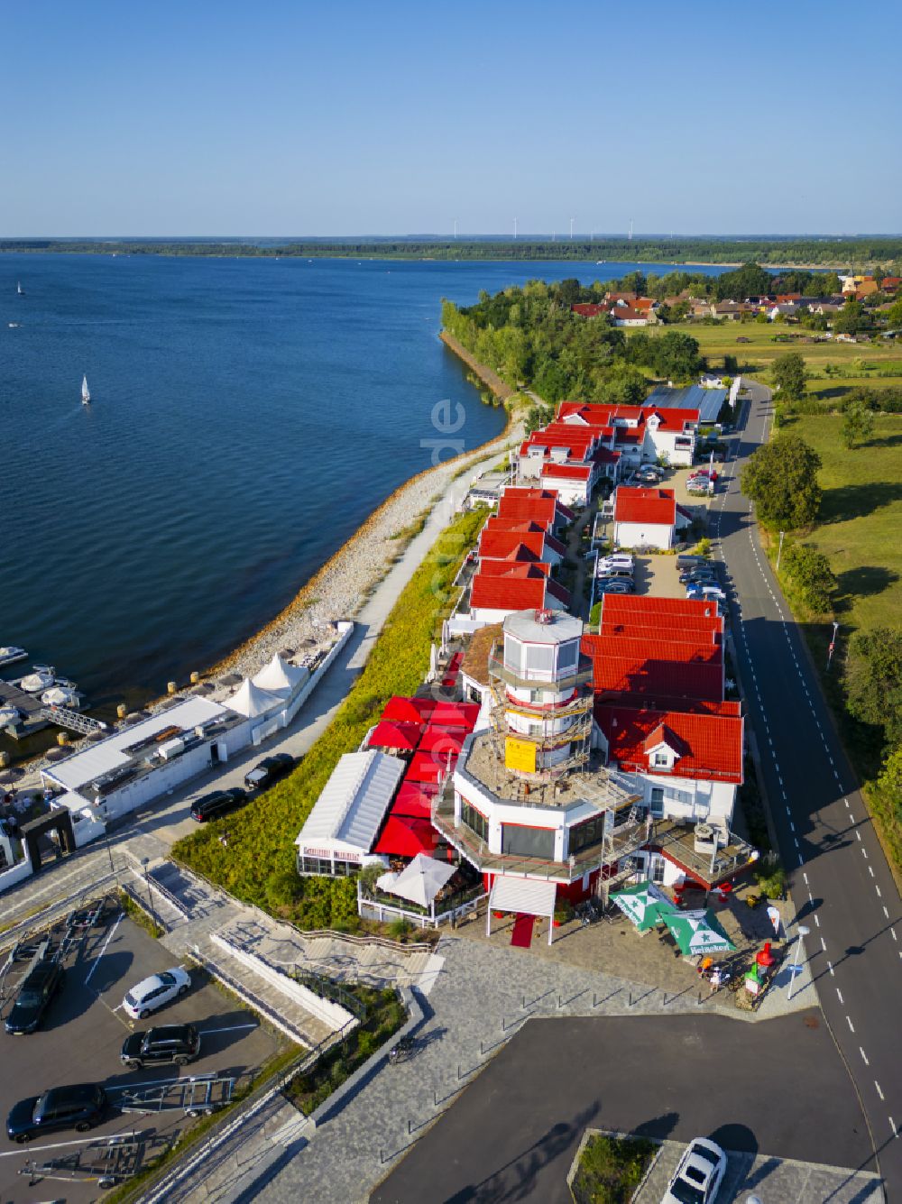 Elsterheide aus der Vogelperspektive: Gebäudekomplex der Hotelanlage Der LeuchtTurm-Gastro GmbH in Geierswalde im Bundesland Sachsen, Deutschland