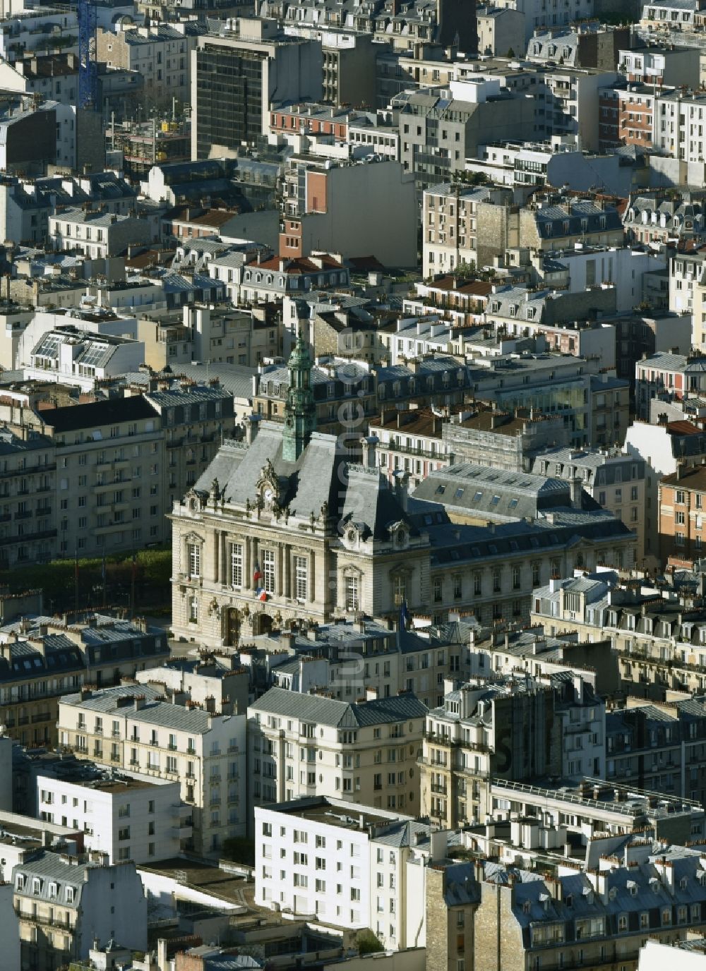 Luftaufnahme Levallois-Perret - Gebäudekomplex der Hotelanlage L'hôtel de ville in Levallois-Perret in Ile-de-France, Frankreich