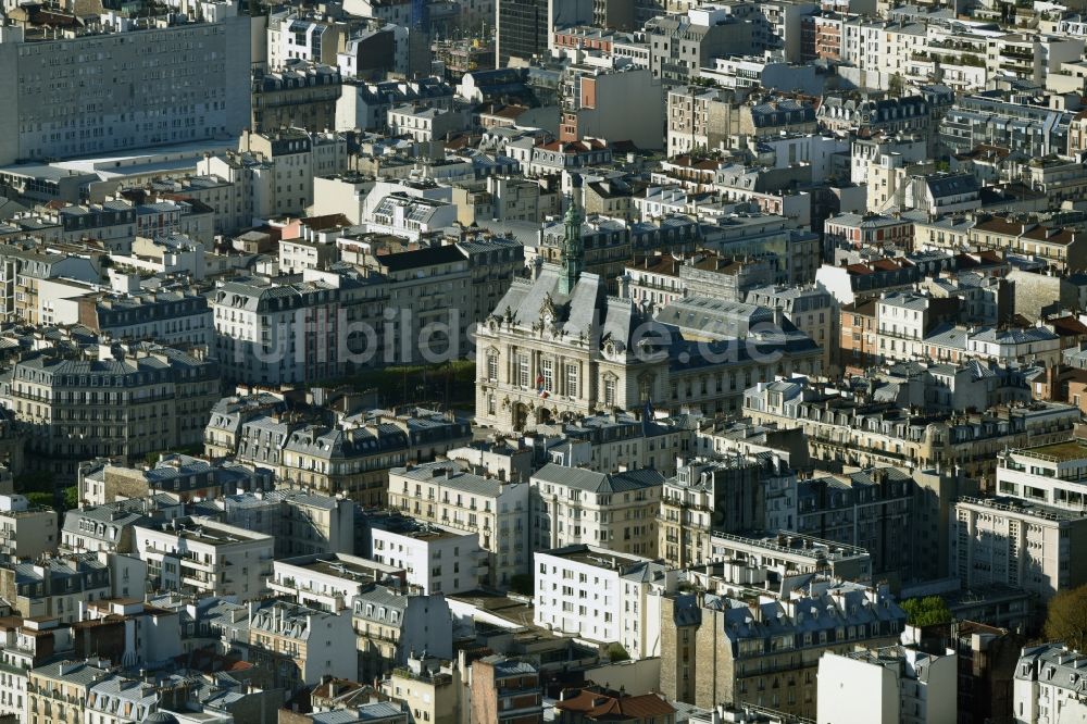 Levallois-Perret von oben - Gebäudekomplex der Hotelanlage L'hôtel de ville in Levallois-Perret in Ile-de-France, Frankreich