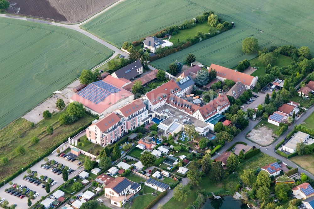 Speyer aus der Vogelperspektive: Gebäudekomplex der Hotelanlage Lindner Hotel & Spa Binshof in Speyer im Bundesland Rheinland-Pfalz, Deutschland