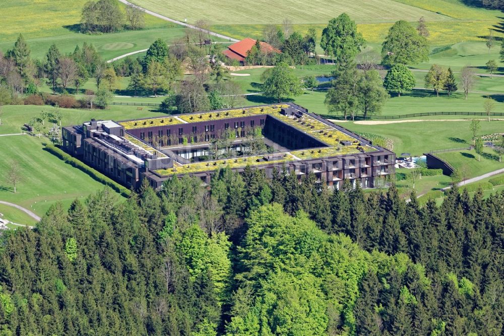 Waakirchen von oben - Gebäudekomplex der Hotelanlage Margarethenhof am Gut Steinberg in Waakirchen im Bundesland Bayern, Deutschland