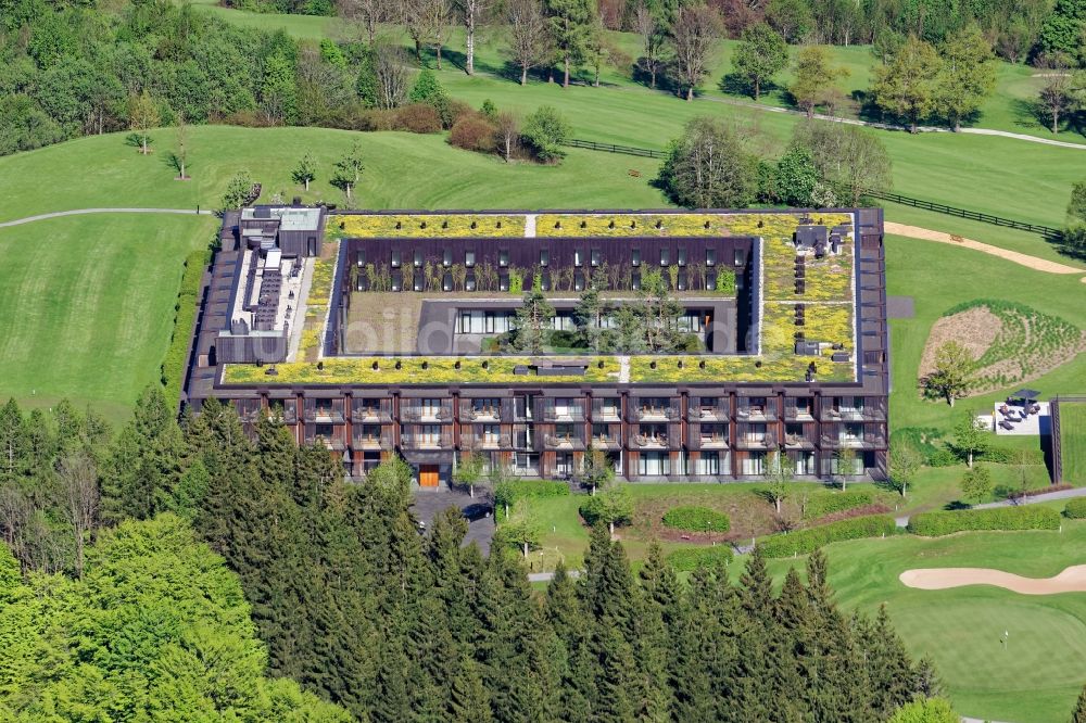 Waakirchen aus der Vogelperspektive: Gebäudekomplex der Hotelanlage Margarethenhof am Gut Steinberg in Waakirchen im Bundesland Bayern, Deutschland