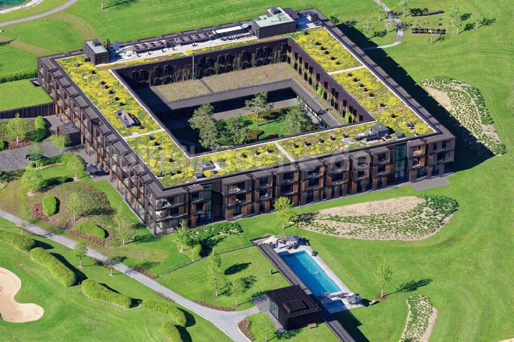 Luftaufnahme Waakirchen - Gebäudekomplex der Hotelanlage Margarethenhof am Gut Steinberg in Waakirchen im Bundesland Bayern, Deutschland