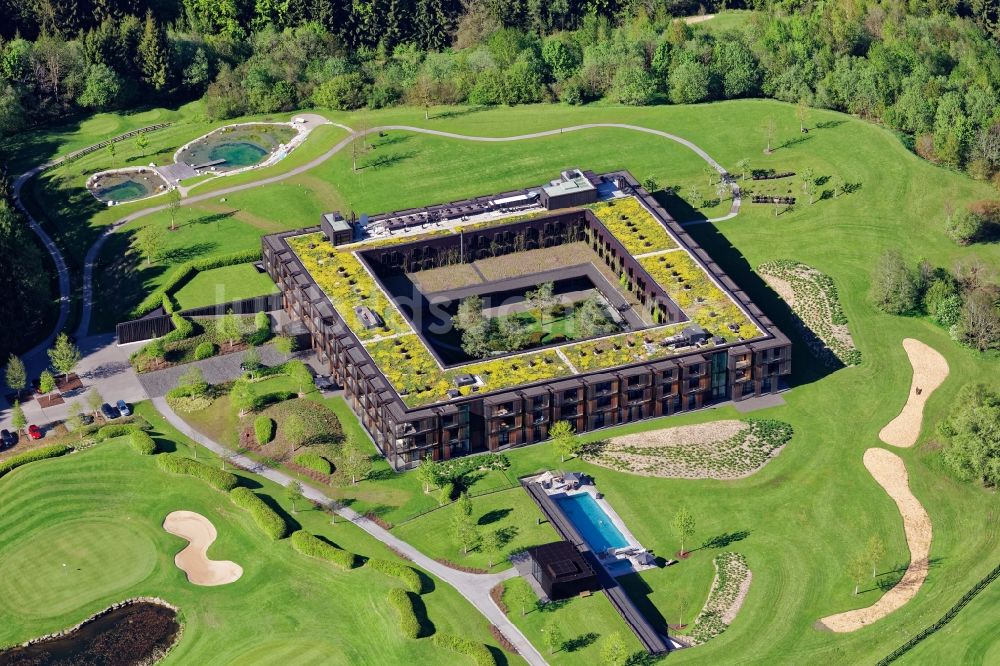 Waakirchen von oben - Gebäudekomplex der Hotelanlage Margarethenhof am Gut Steinberg in Waakirchen im Bundesland Bayern, Deutschland