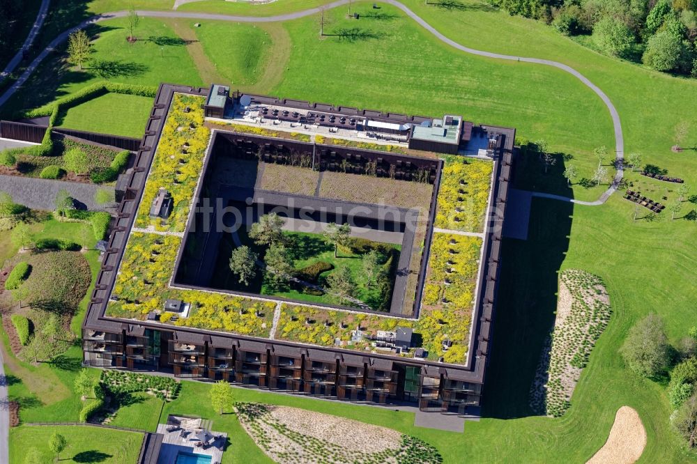 Waakirchen aus der Vogelperspektive: Gebäudekomplex der Hotelanlage Margarethenhof am Gut Steinberg in Waakirchen im Bundesland Bayern, Deutschland