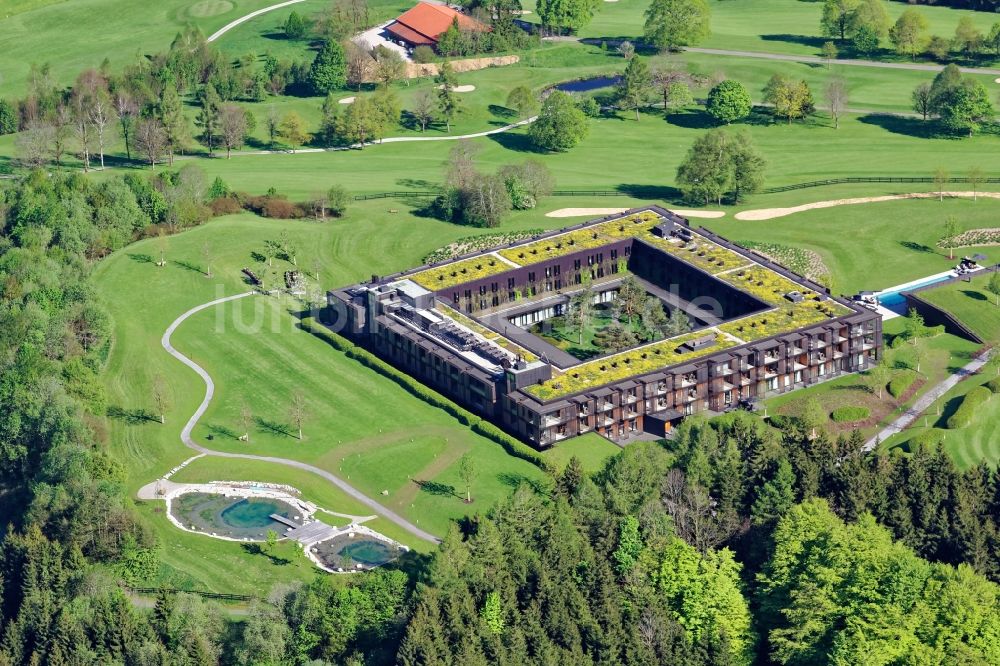 Luftaufnahme Waakirchen - Gebäudekomplex der Hotelanlage Margarethenhof am Gut Steinberg in Waakirchen im Bundesland Bayern, Deutschland