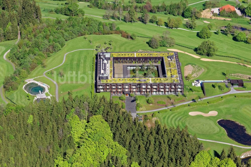 Waakirchen von oben - Gebäudekomplex der Hotelanlage Margarethenhof am Gut Steinberg in Waakirchen im Bundesland Bayern, Deutschland