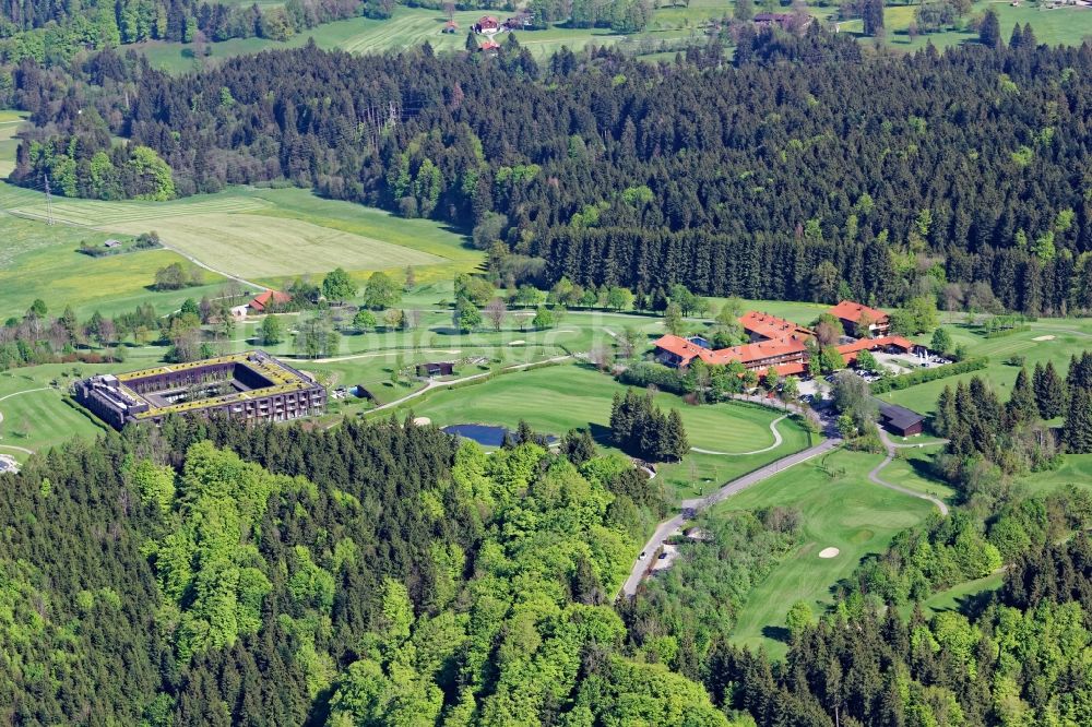 Waakirchen aus der Vogelperspektive: Gebäudekomplex der Hotelanlage Margarethenhof am Gut Steinberg in Waakirchen im Bundesland Bayern, Deutschland