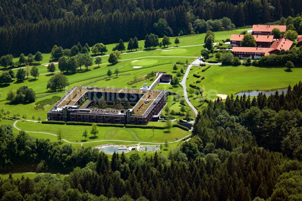 Waakirchen von oben - Gebäudekomplex der Hotelanlage Margarethenhof am Gut Steinberg in Waakirchen im Bundesland Bayern, Deutschland