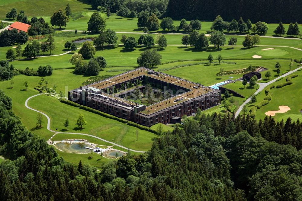 Waakirchen aus der Vogelperspektive: Gebäudekomplex der Hotelanlage Margarethenhof am Gut Steinberg in Waakirchen im Bundesland Bayern, Deutschland