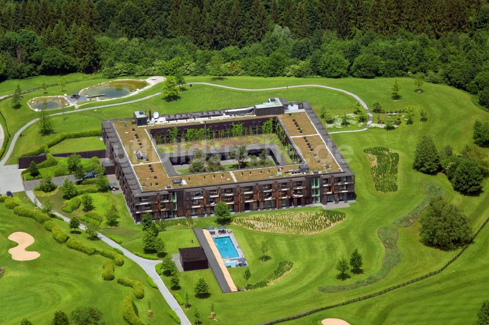 Luftaufnahme Waakirchen - Gebäudekomplex der Hotelanlage Margarethenhof am Gut Steinberg in Waakirchen im Bundesland Bayern, Deutschland