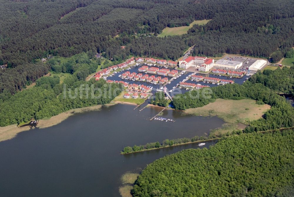 Luftaufnahme Rheinsberg - Gebäudekomplex der Hotelanlage Maritim Hafenhotel Rheinsberg am Ufer des Rheinsberges Sees im Bundesland Brandenburg, Deutschland