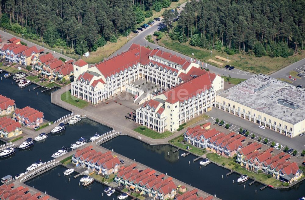 Luftaufnahme Rheinsberg - Gebäudekomplex der Hotelanlage Maritim Hafenhotel Rheinsberg am Ufer des Rheinsberges Sees im Bundesland Brandenburg, Deutschland