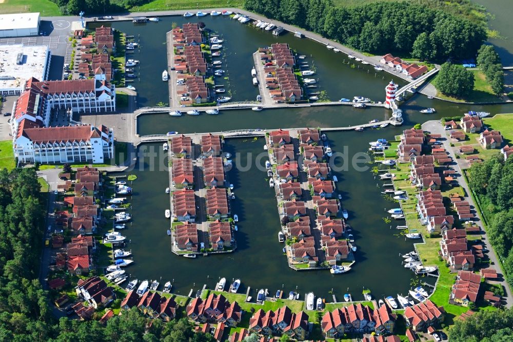 Luftaufnahme Rheinsberg - Gebäudekomplex der Hotelanlage Maritim Hafenhotel Rheinsberg am Ufer des Rheinsberges Sees im Bundesland Brandenburg, Deutschland