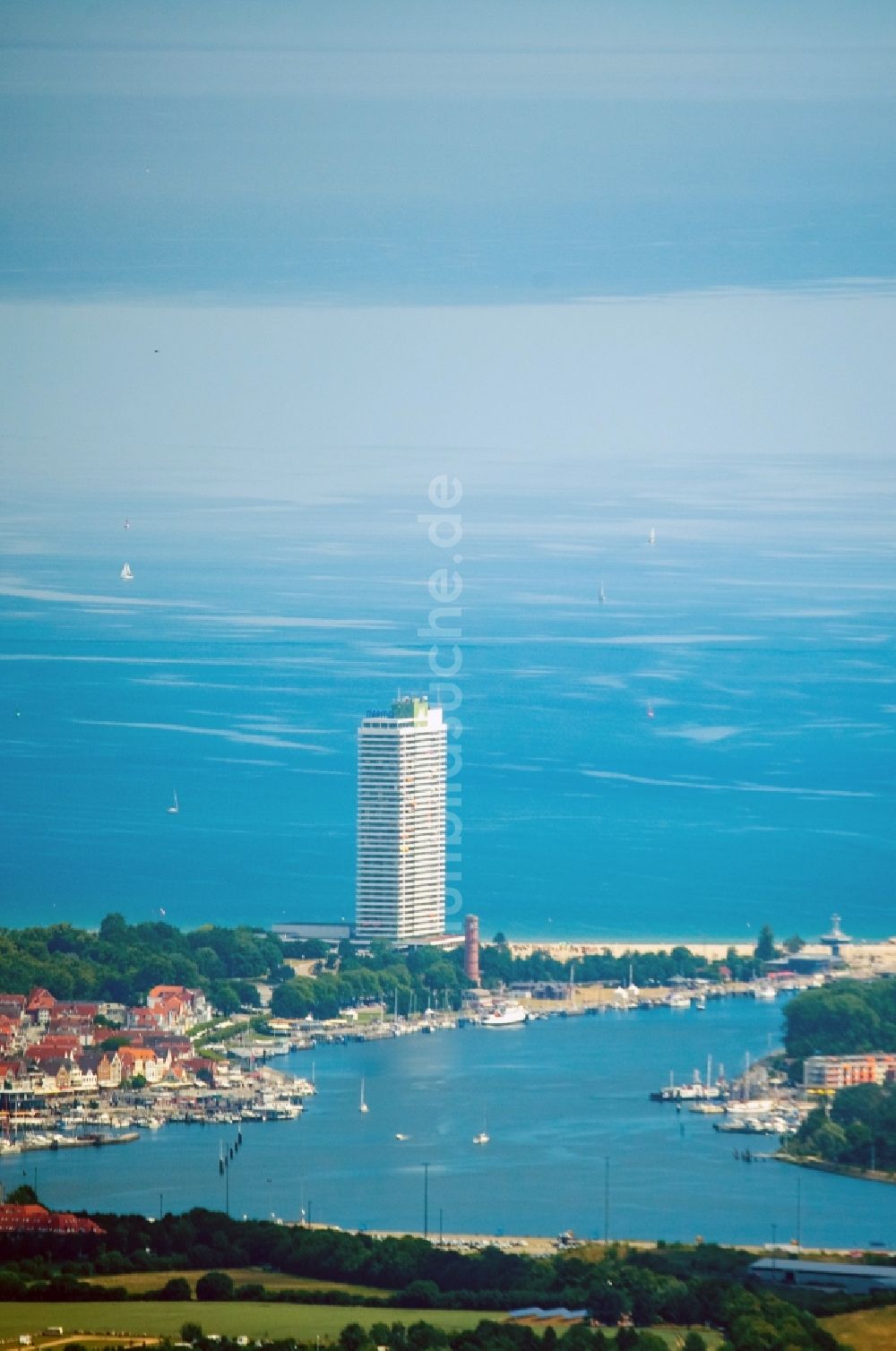 Travemünde von oben - Gebäudekomplex der Hotelanlage Maritim Strandhotel in Travemünde im Bundesland Schleswig-Holstein