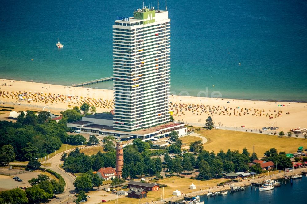 Travemünde aus der Vogelperspektive: Gebäudekomplex der Hotelanlage Maritim Strandhotel in Travemünde im Bundesland Schleswig-Holstein