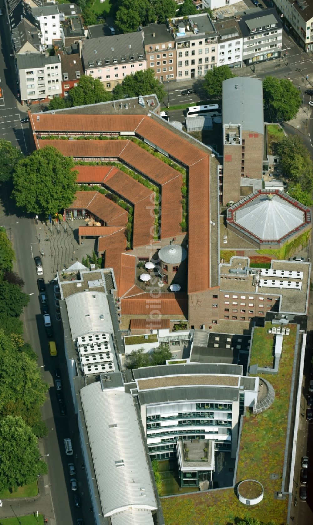 Köln von oben - Gebäudekomplex der Hotelanlage Maternushaus an der Kardinal-Frings-Straße im Ortsteil Innenstadt in Köln im Bundesland Nordrhein-Westfalen, Deutschland