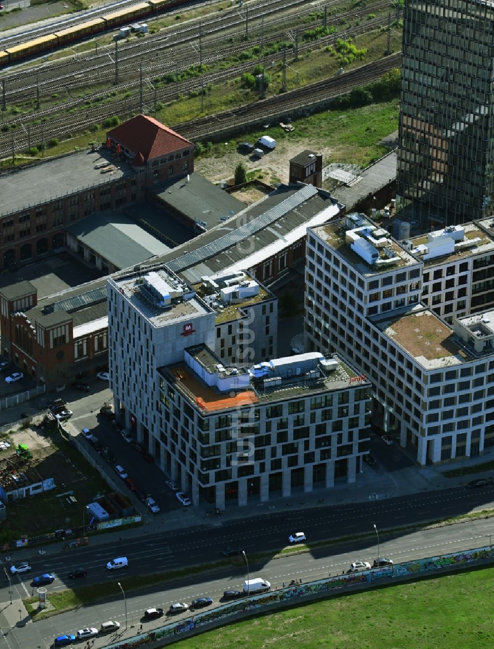 Luftbild Berlin - Gebäudekomplex der Hotelanlage MEININGER Hotel Berlin East Side Gallery und das Spreeoffice im Ortsteil Friedrichshain in Berlin, Deutschland