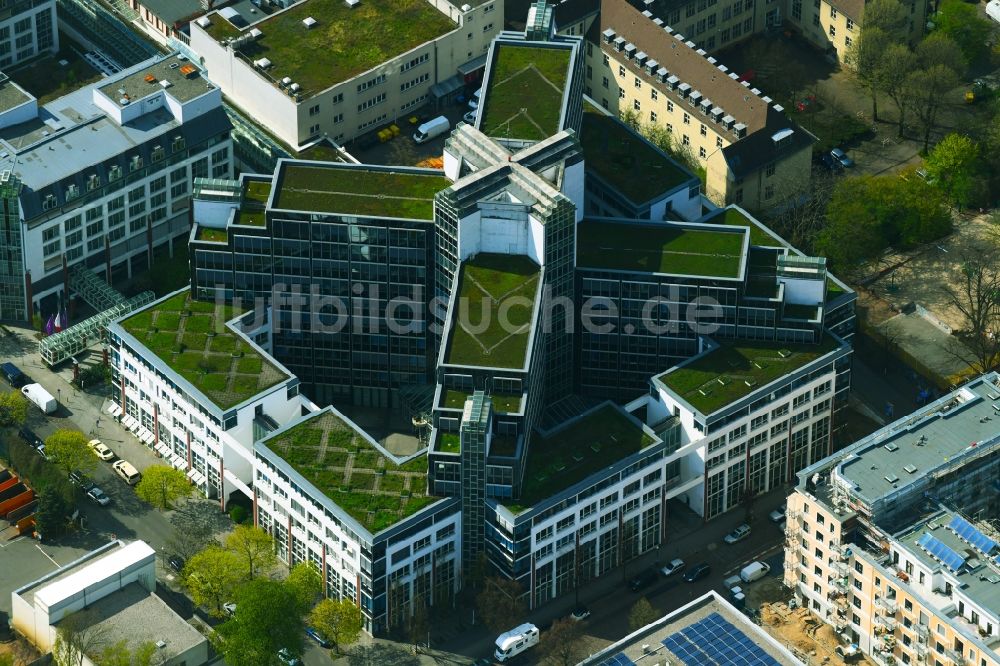 Berlin von oben - Gebäudekomplex der Hotelanlage des Mercure Hotel Berlin Tempelhof Airport an der Rollbergstraße in Berlin, Deutschland