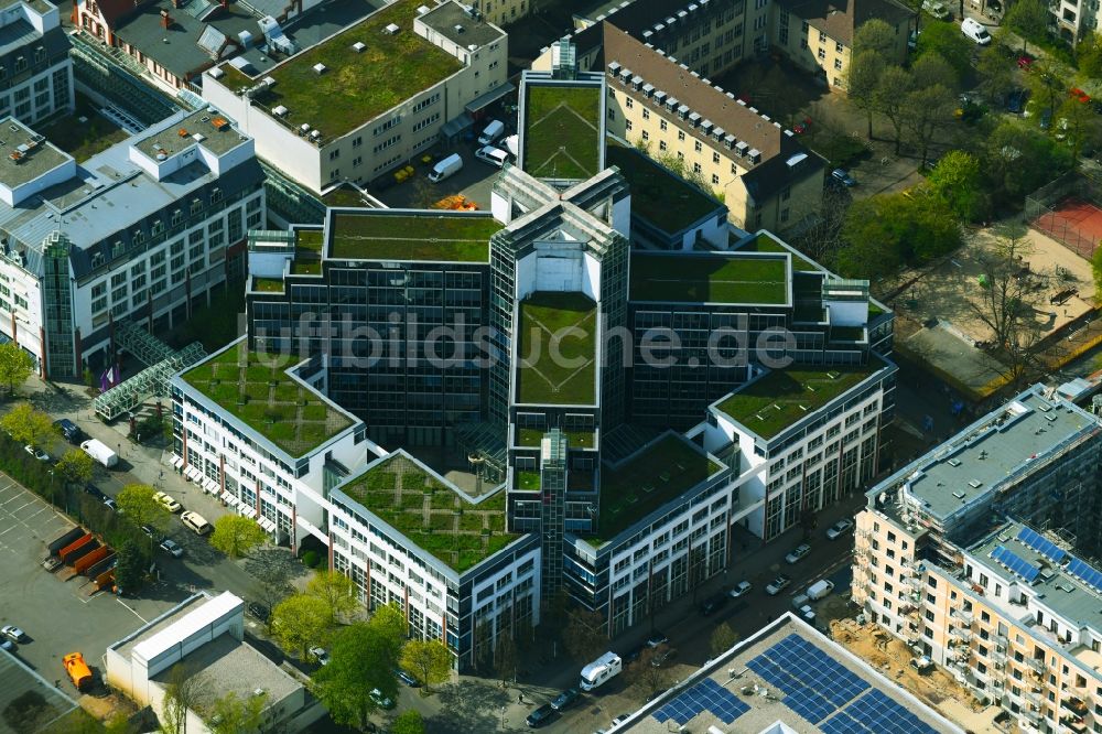 Berlin aus der Vogelperspektive: Gebäudekomplex der Hotelanlage des Mercure Hotel Berlin Tempelhof Airport an der Rollbergstraße in Berlin, Deutschland