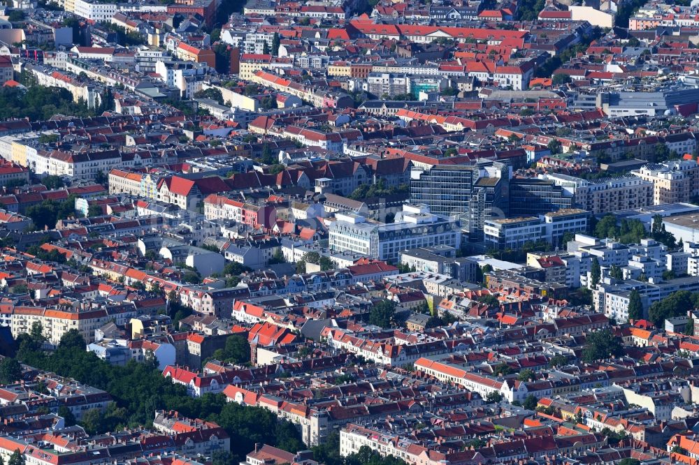 Luftaufnahme Berlin - Gebäudekomplex der Hotelanlage des Mercure Hotel Berlin Tempelhof Airport an der Rollbergstraße in Berlin, Deutschland