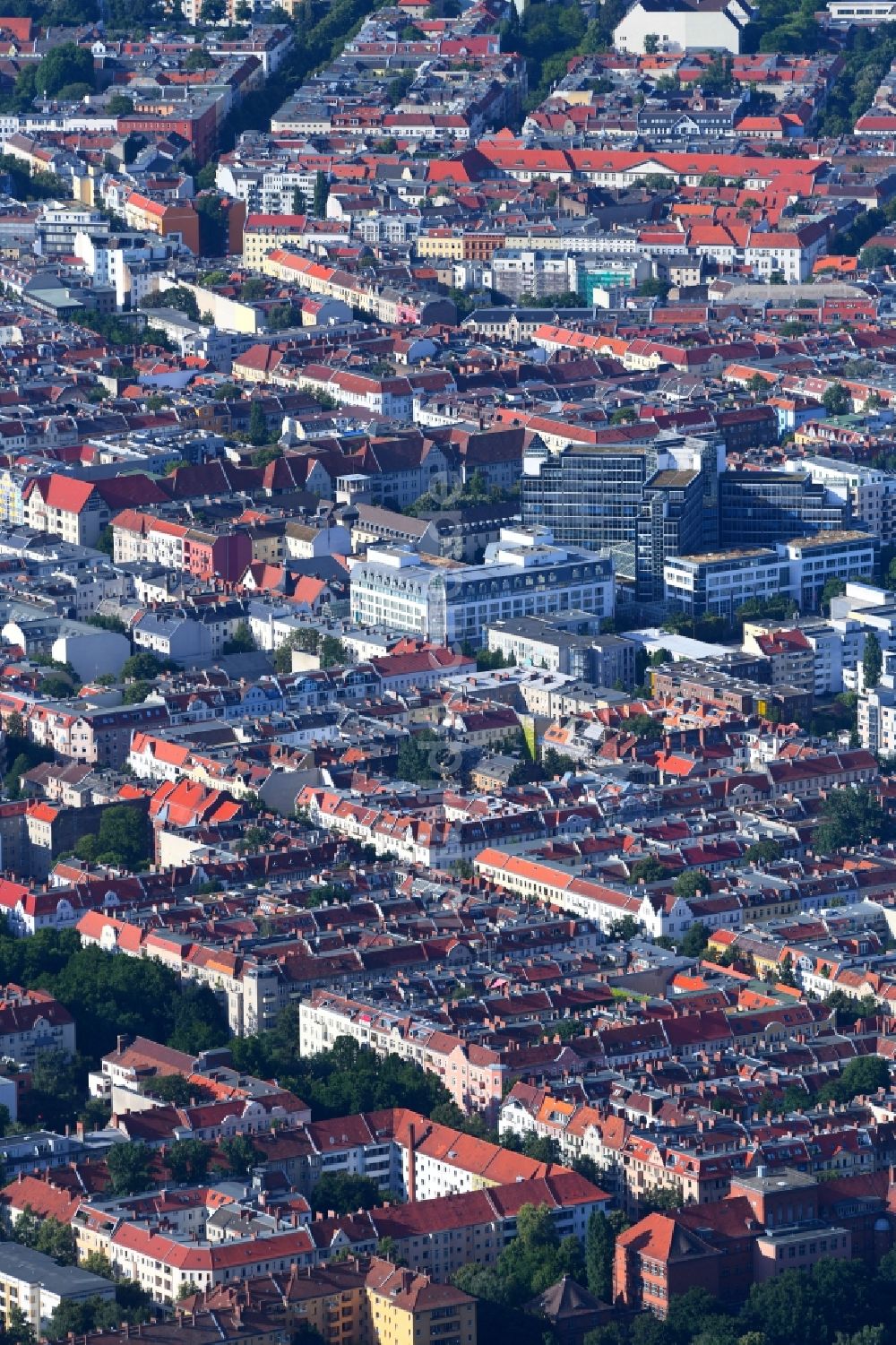 Berlin von oben - Gebäudekomplex der Hotelanlage des Mercure Hotel Berlin Tempelhof Airport an der Rollbergstraße in Berlin, Deutschland