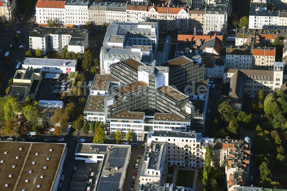 Berlin aus der Vogelperspektive: Gebäudekomplex der Hotelanlage des Mercure Hotel Berlin Tempelhof Airport an der Rollbergstraße in Berlin, Deutschland