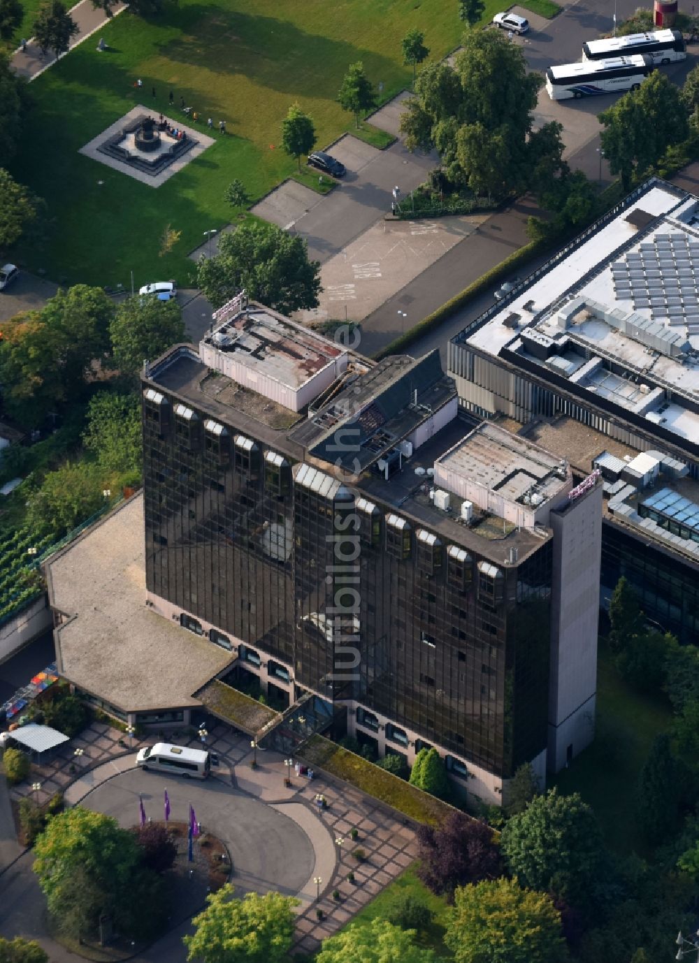 Luftbild Koblenz - Gebäudekomplex der Hotelanlage des Mercure Hotel Koblenz an der Julius-Wegeler-Straße in Koblenz im Bundesland Rheinland-Pfalz, Deutschland