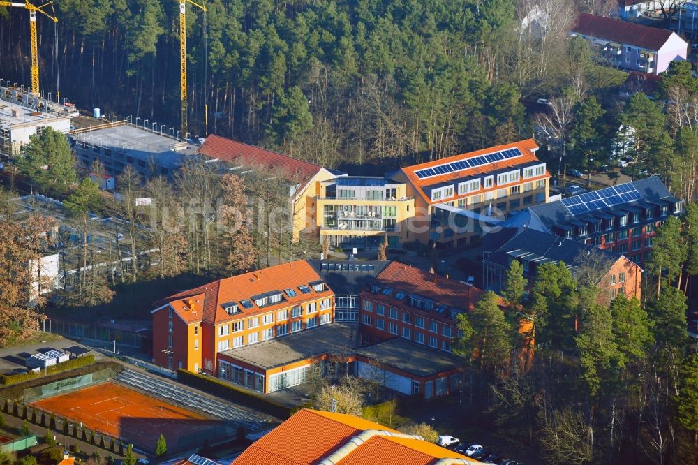 Bernau aus der Vogelperspektive: Gebäudekomplex der Hotelanlage Michels Parkhotel im Ortsteil Waldsiedlung in Bernau im Bundesland Brandenburg, Deutschland