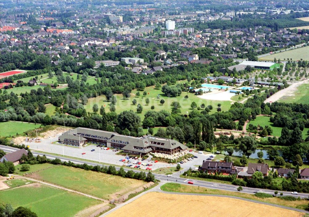 Moers von oben - Gebäudekomplex der Hotelanlage Moers Van der Valk Krefelder Straße im Ortsteil Holderberg in Moers im Bundesland Nordrhein-Westfalen