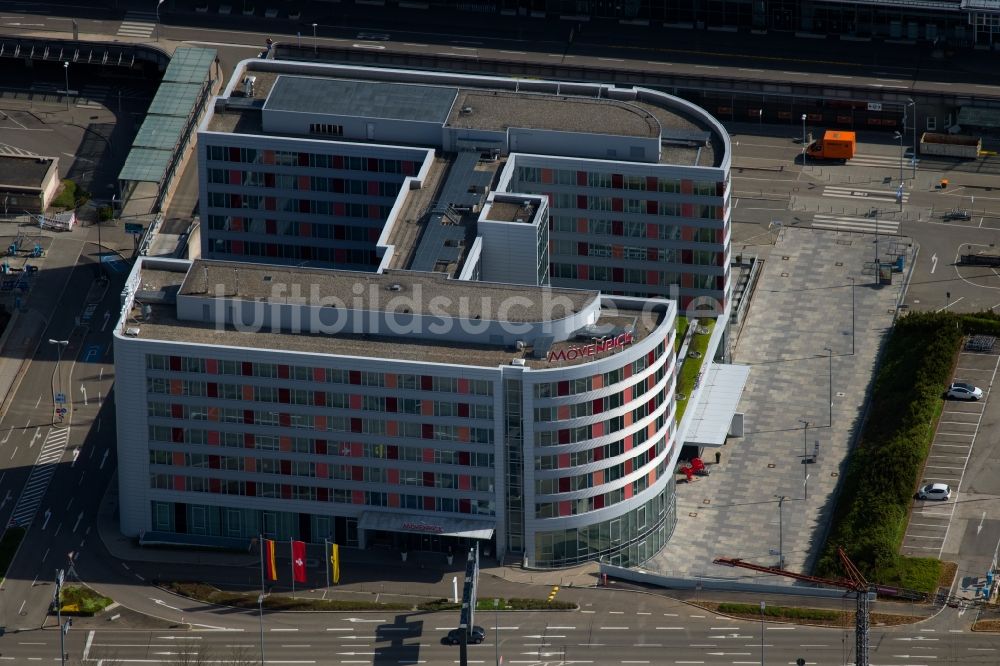 Stuttgart von oben - Gebäudekomplex der Hotelanlage Mövenpick Hotel in Stuttgart im Bundesland Baden-Württemberg, Deutschland