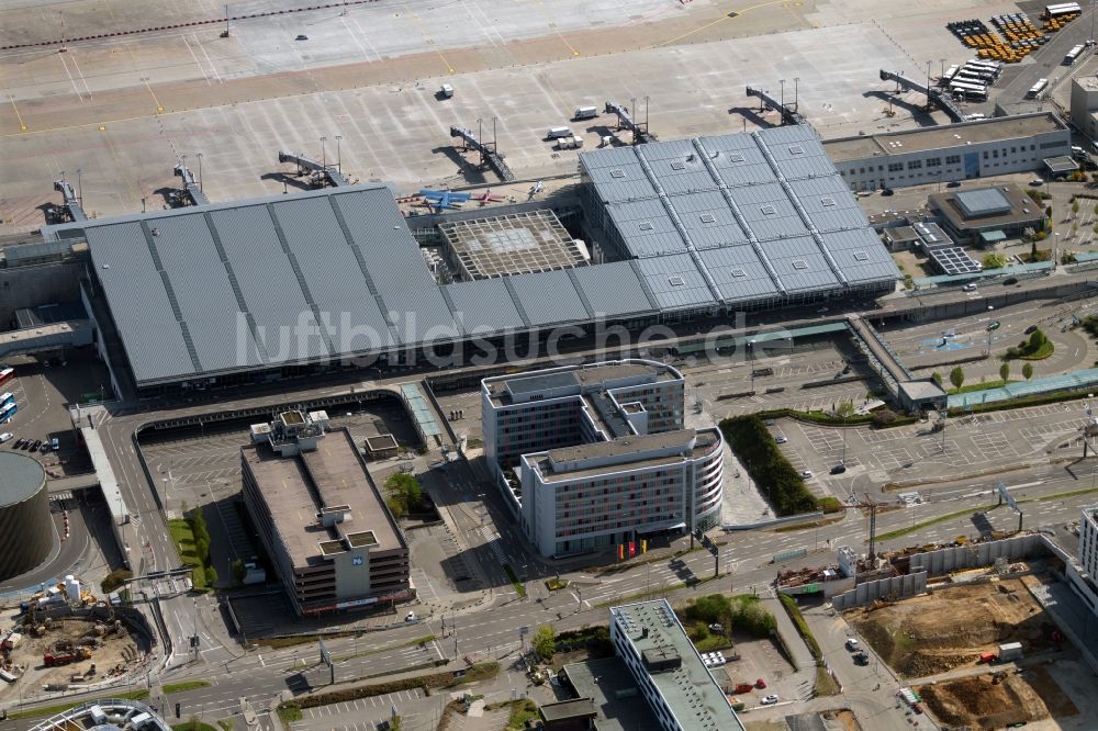 Stuttgart von oben - Gebäudekomplex der Hotelanlage Mövenpick Hotel in Stuttgart im Bundesland Baden-Württemberg, Deutschland