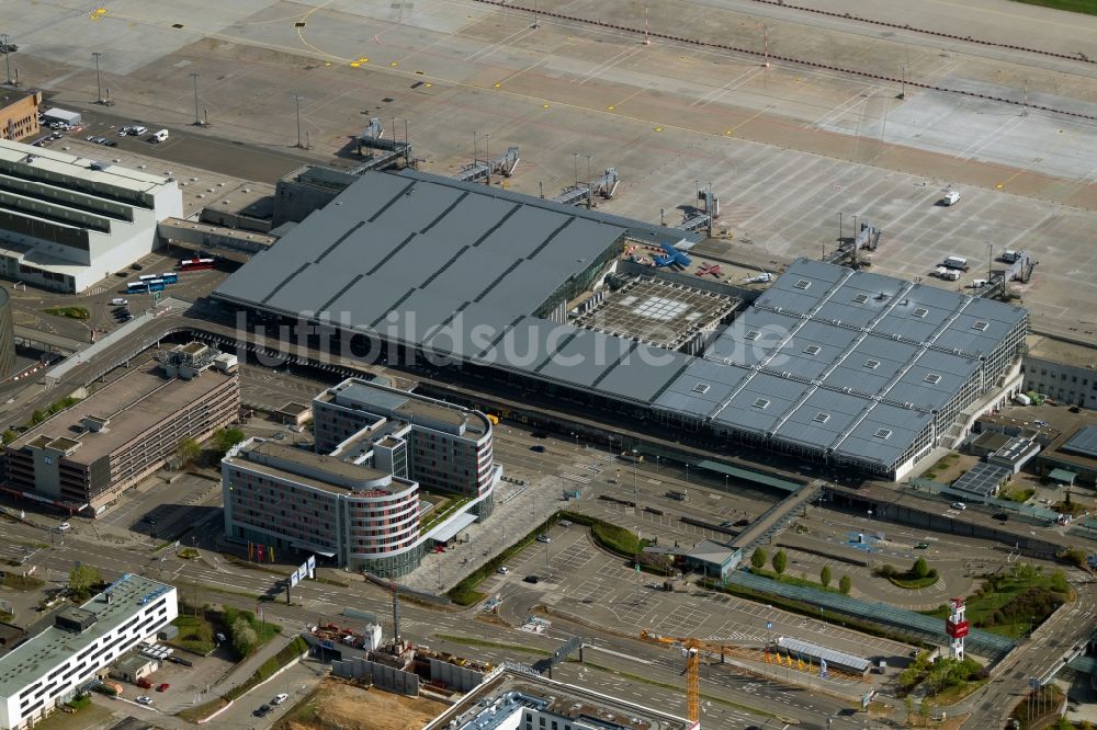 Stuttgart aus der Vogelperspektive: Gebäudekomplex der Hotelanlage Mövenpick Hotel in Stuttgart im Bundesland Baden-Württemberg, Deutschland