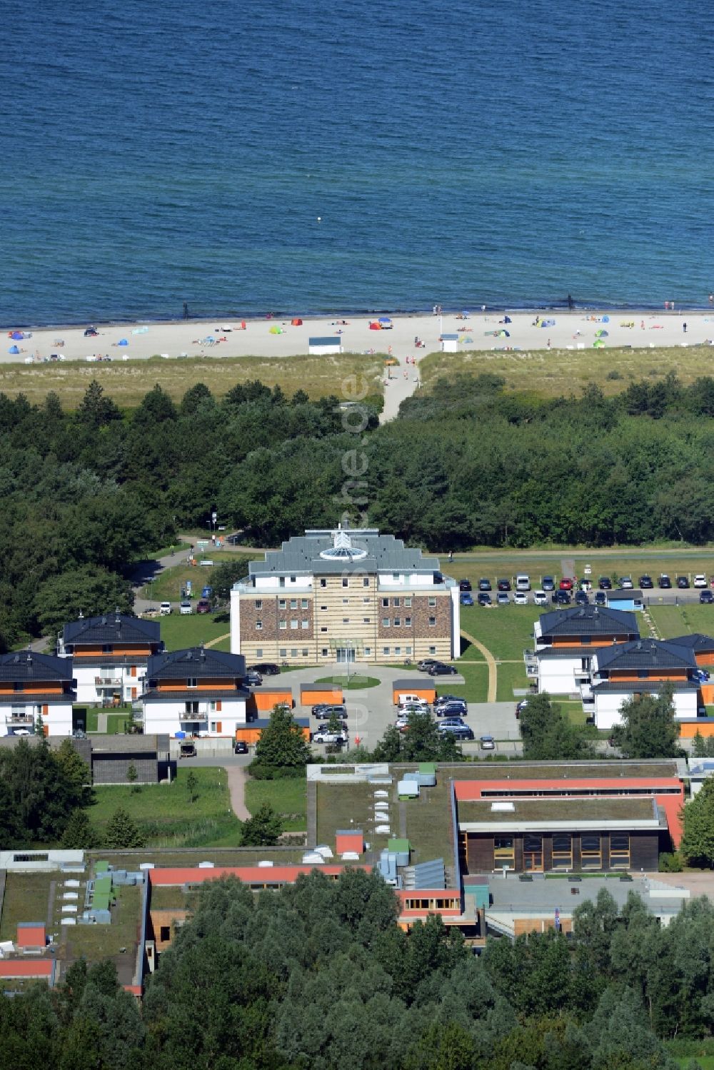 Dierhagen von oben - Gebäudekomplex der Hotelanlage Ostseehotel in Dierhagen im Bundesland Mecklenburg-Vorpommern