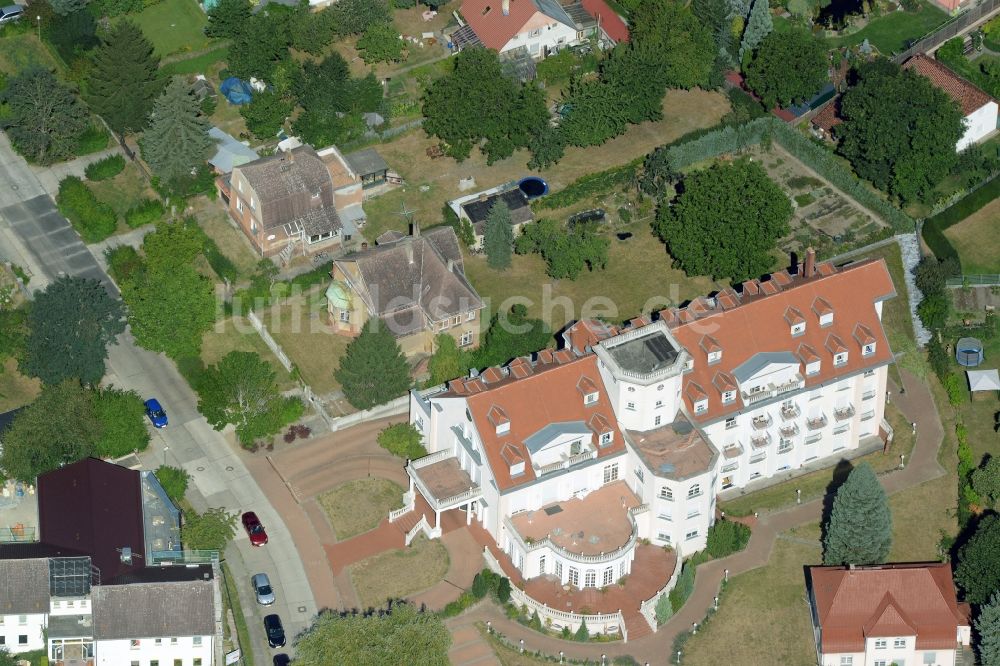 Berlin von oben - Gebäudekomplex der Hotelanlage 1a-PARK HOTEL BERLIN Schloss Kaulsdorf in Berlin