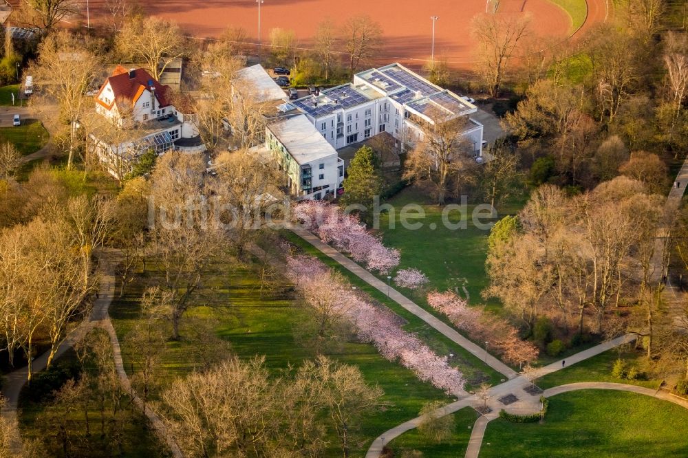 Luftaufnahme Herne - Gebäudekomplex der Hotelanlage Parkhotel Herne in Herne im Bundesland Nordrhein-Westfalen, Deutschland