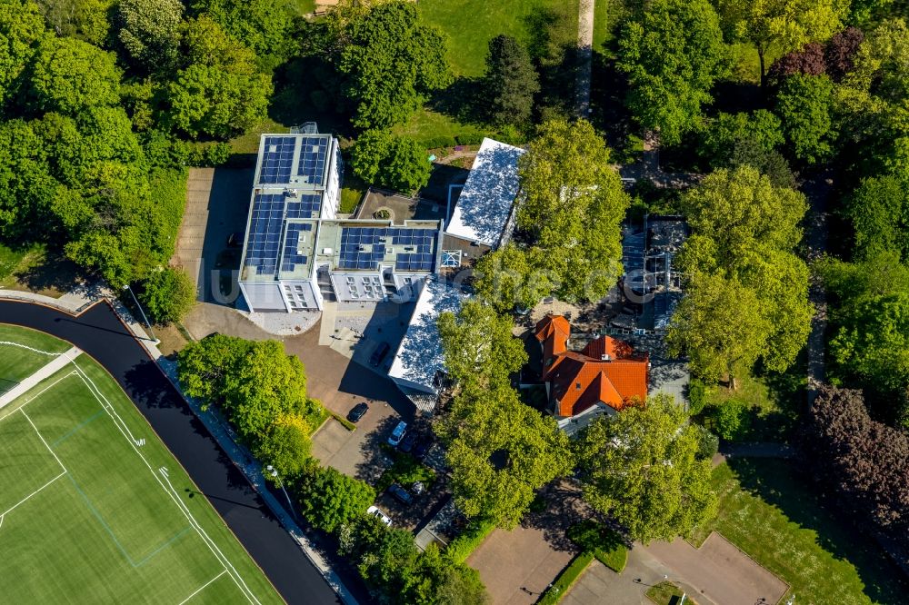 Luftaufnahme Herne - Gebäudekomplex der Hotelanlage Parkhotel Herne in Herne im Bundesland Nordrhein-Westfalen, Deutschland