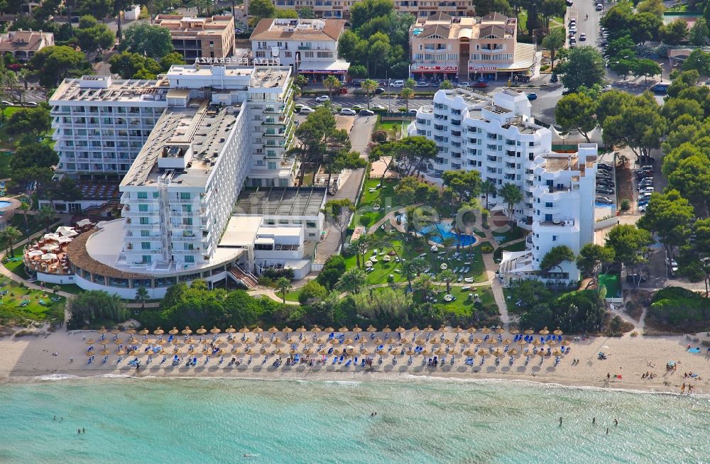 Luftaufnahme Muro - Gebäudekomplex einer Hotelanlage an der Platja de Muro in Mallorca auf der balearischen Mittelmeerinsel Mallorca, Spanien