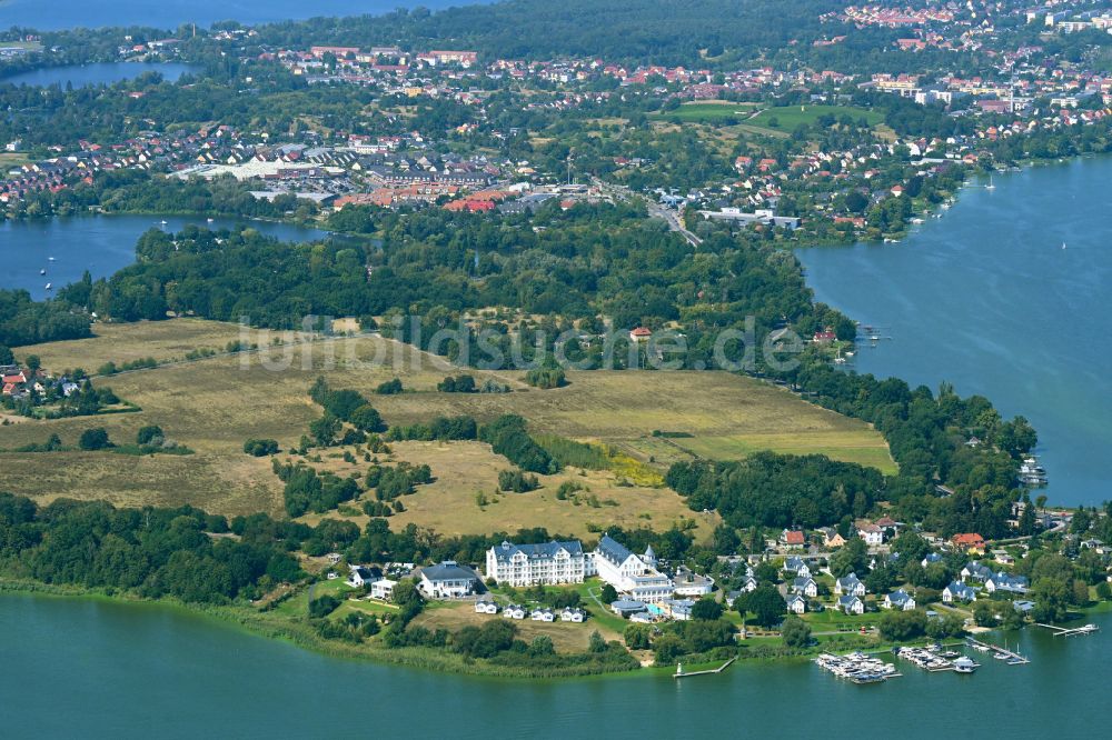 Werder (Havel) aus der Vogelperspektive: Gebäudekomplex der Hotelanlage Precise Resort Schwielowsee Am Schwielowsee im Ortsteil Petzow in Werder (Havel) im Bundesland Brandenburg, Deutschland