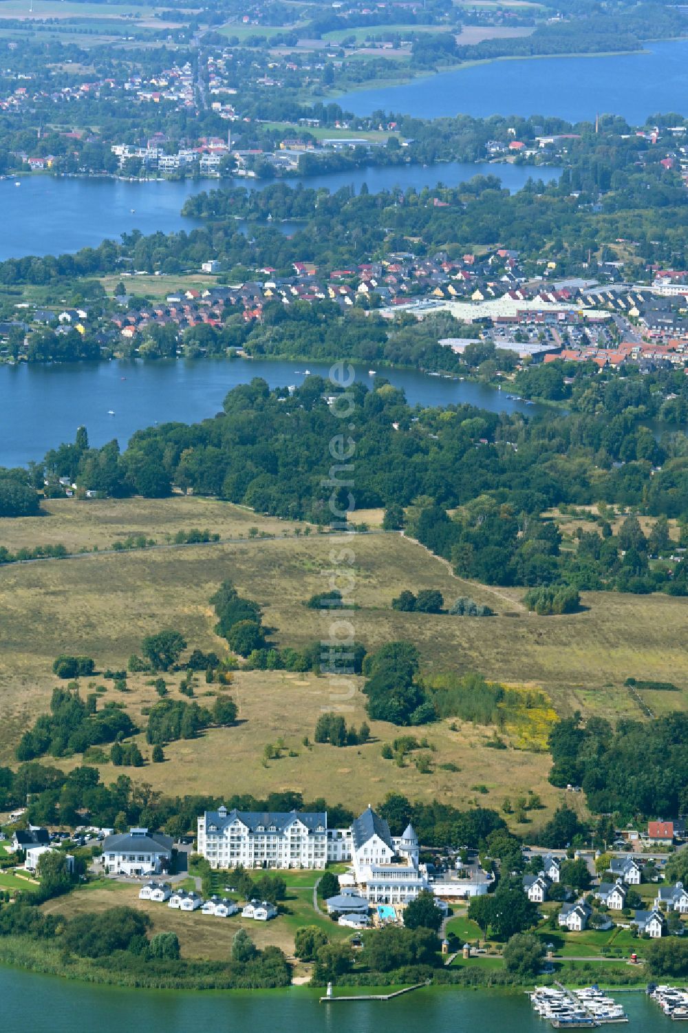 Werder (Havel) aus der Vogelperspektive: Gebäudekomplex der Hotelanlage Precise Resort Schwielowsee Am Schwielowsee im Ortsteil Petzow in Werder (Havel) im Bundesland Brandenburg, Deutschland