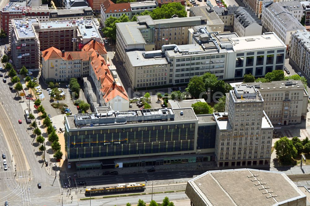 Leipzig von oben - Gebäudekomplex der Hotelanlage Radisson Blu am Augustusplatz im Ortsteil Mitte in Leipzig im Bundesland Sachsen