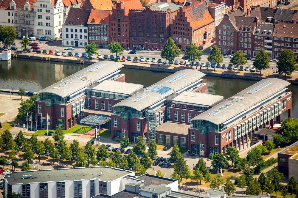 Luftaufnahme Lübeck - Gebäudekomplex der Hotelanlage Radisson Blu in Lübeck im Bundesland Schleswig-Holstein